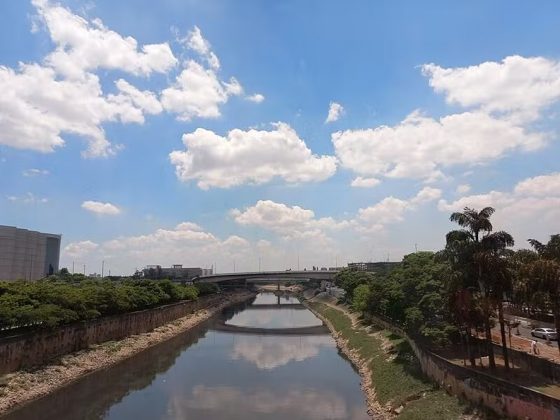 O rio Tietê, com seus 1.150 km de extensão, tem um papel fundamental na história do Brasil. Suas águas já foram essenciais para indígenas, bandeirantes e cafeicultores. Embora poluído na capital paulista, o rio volta a ser limpo em seu curso superior. Próximo a Itapura, a natureza recupera o espaço e abraça os destroços do Tamandathay, mantendo viva a memória desse naufrágio pouco conhecido (Foto: Wikimedia Commons)