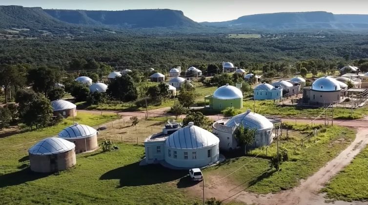 Conheça Zigurats, a cidade mais estranha do Brasil (Foto: Canal Mega Fatos/YouTube)