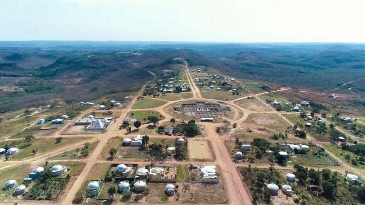 Suas construções seguem o estilo dos antigos zigurates da Mesopotâmia. Quem chega ali pela primeira vez sente que entrou em outro mundo (Foto: Canal Mega Fatos/YouTube)