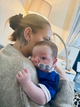 Seus pais, Grace e Rhys James, perceberam isso logo após o parto. Eles estavam em casa, quando Grace deu à luz, e o bebê teve dificuldades respiratórias. Foi um momento de choque e surpresa para a família (Foto: Reprodução/The Sun)