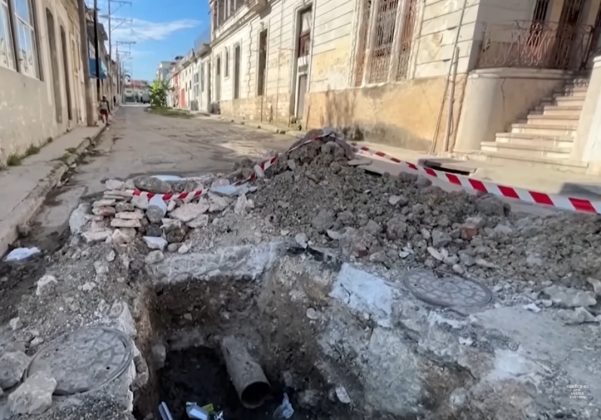 As autoridades consertaram o problema com os canos, mas nunca pavimentaram o buraco (Foto: Reprodução/Inside Edition)