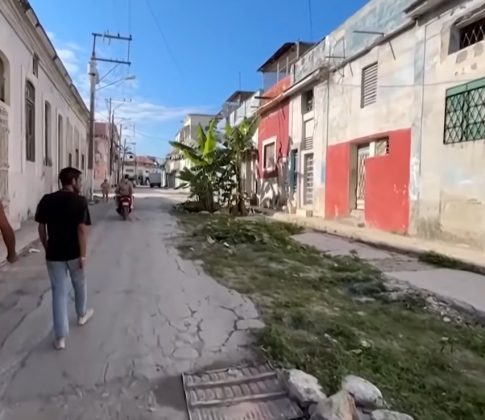 Em Havana, uma rua do bairro de El Cerro se tornou palco de uma situação inusitada. O que começou como um simples cano de água quebrado se transformou em uma pequena plantação de bananas (Foto: Reprodução/Inside Edition)