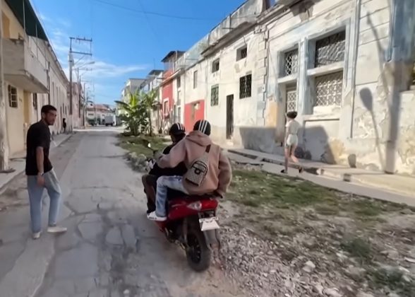 Hoje, os moradores de El Cerro já não acham estranho esse pequeno oásis urbano. A plantação de bananas virou uma atração local, mostrando, de forma inusitada, o estado da infraestrutura de Havana (Foto: Reprodução/Inside Edition)