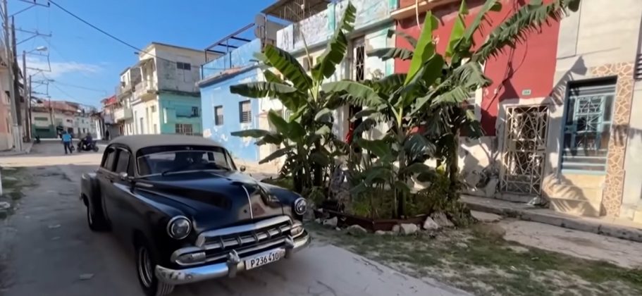 Buraco não consertado em rua cubana se transforma em plantação de bananas (Foto: Reprodução/Inside Edition)