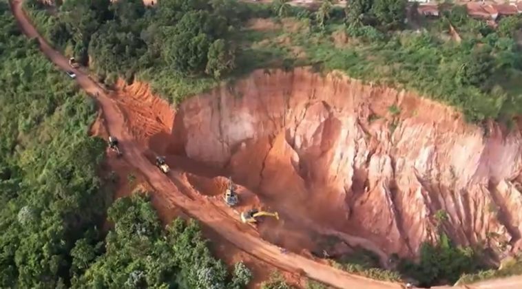 Nos últimos meses, as ravinas se expandiram de maneira exponencial, colocando a cidade em risco iminente. O problema é antigo, mas a situação piorou com as chuvas fortes (Foto: Reprodução/G1)