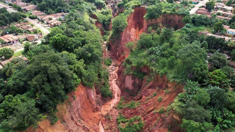 Buriticupu, no Maranhão, enfrenta uma ameaça crescente: voçorocas que podem engolir a cidade. Com cerca de 55 mil habitantes, o município luta contra barrancos que aumentam a cada chuva (Foto: Maurício Marinho)