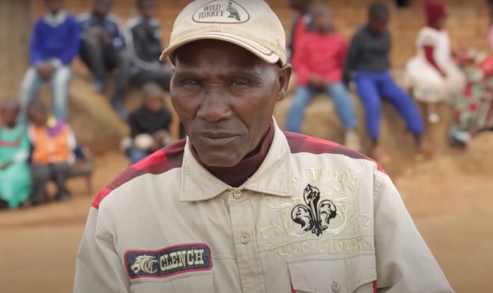 Mzee Ernesto Muinuchi Kapinga, um homem da Tanzânia, tem uma família impressionante (Foto: Youtube/Afrimax English)