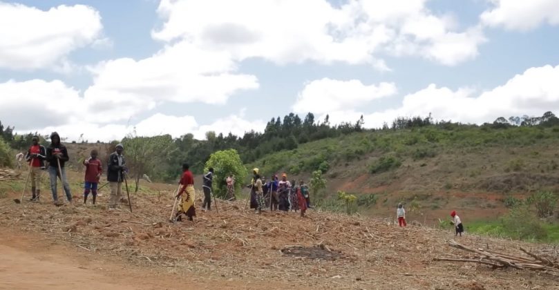 Cada esposa tem sua própria casa, e a família depende do trabalho coletivo para se sustentar (Foto: Youtube/Afrimax English)