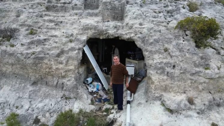 Homem vive isolado em caverna há 2 anos devido a traumas causados por terremotos (Foto: TGRT Haber)