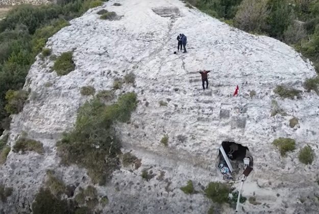 Embora ele e sua família tenham sobrevivido, o medo de outro desastre o impediu de morar em qualquer construção feita pelo homem. Para ele, a caverna é o lugar mais seguro que existe (Foto: TGRT Haber)