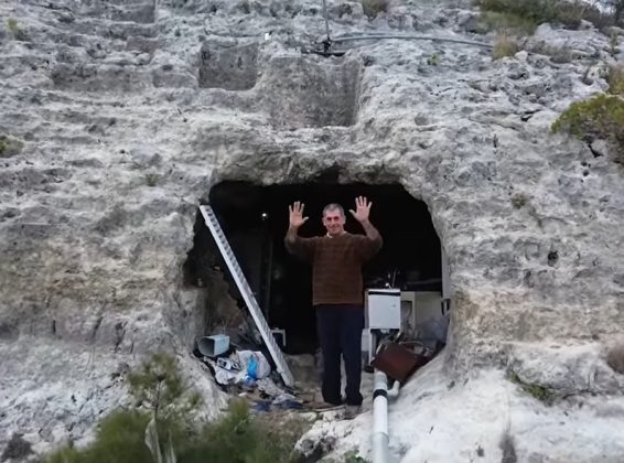 A pequena caverna nos arredores de Hatay se tornou seu lar. Ele tentou convencer a família a morar com ele, mas sem sucesso. Mesmo assim, afirma estar feliz e em paz (Foto: TGRT Haber)