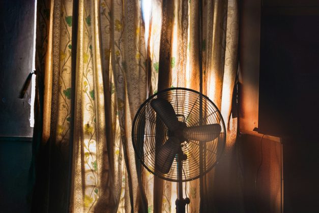 Nos dias de calor intenso, o ventilador costuma ser uma opção acessível para aliviar o desconforto térmico (Foto: Unsplash)