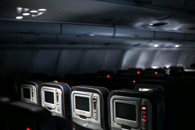 Passageiros de um voo da Qatar Airways descreveram momentos de apreensão e desconforto após uma passageira falecer a bordo durante uma viagem entre Melbourne e Doha (Foto: Unsplash)