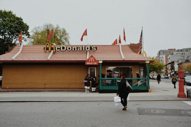 A empresa mantém controle sobre os imóveis dos restaurantes, enquanto os franqueados arcam com os custos operacionais e pagam taxas de aluguel e royalties (Foto: Unsplash)