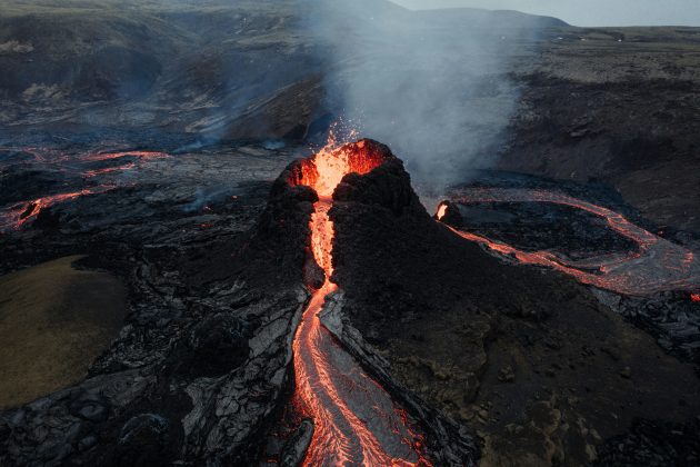 Estima-se que o vulcão tenha lançado cerca de 13 milhões de toneladas métricas de enxofre na atmosfera, o que causou alterações visíveis no céu, tornando o sol esverdeado e arroxeado (Foto: X)