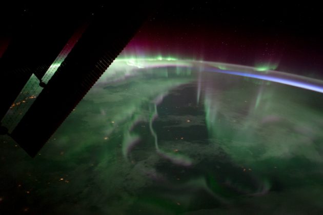 Astronauta captura aurora boreal e nascer do sol em imagens deslumbrantes (Foto: X)