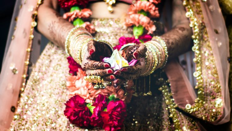 Durante o ritual de troca de guirlandas — um momento simbólico do casamento hindu — ele confundiu sua noiva com a melhor amiga, colocando a guirlanda na pessoa errada (Foto: Unsplash)