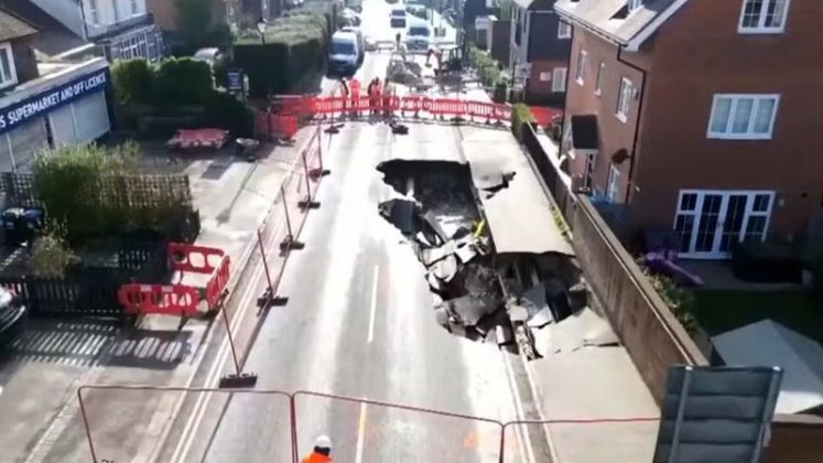 Uma das crateras atingiu cerca de 20 metros de comprimento, 6 metros de largura e 5 metros de profundidade, enquanto outra, localizada do outro lado da rua, tem 5 metros de diâmetro e profundidade semelhante (Foto: X)