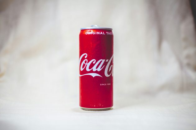 De acordo com registros históricos, a receita original continha pequenas quantidades de cocaína, derivadas das folhas de coca (Foto: Unsplash)