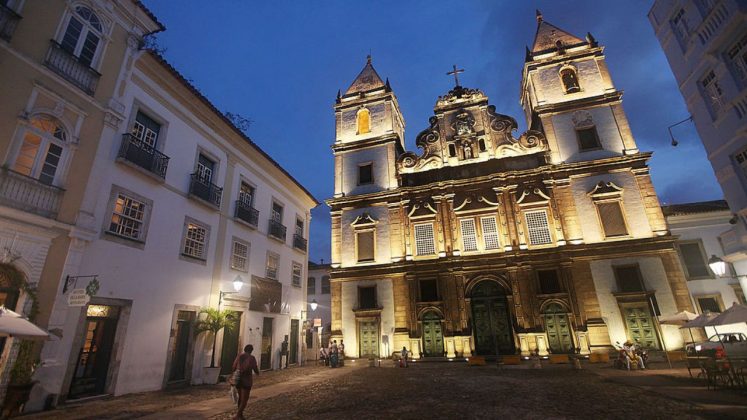 Testemunhas registraram imagens do local logo após o acidente, mostrando escombros de madeira espalhados pelo interior do templo, que é um dos mais visitados da capital baiana (Foto: X)