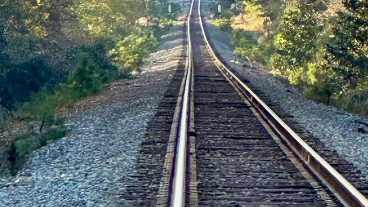 Uma luz desconhecida que aparece nos trilhos abandonados de Summerville, nos Estados Unidos, tem gerado curiosidade e alimentado uma antiga lenda local (Foto: X)