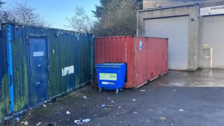 Um homem em situação de rua escapou por pouco de uma tragédia em Bristol, no Reino Unido, após ser acidentalmente despejado em um caminhão de lixo (Foto: X)