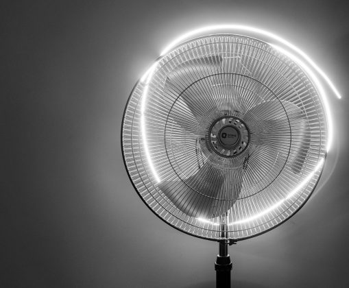 Quando o ar está seco e a temperatura ultrapassa os 40 °C, o vento gerado pelo aparelho pode, na verdade, aumentar a sensação térmica, elevando o estresse térmico do organismo (Foto: Unsplash)