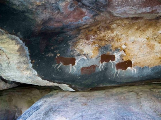 Uma delas sugere que os primeiros humanos imitavam sons da natureza, como o canto dos pássaros ou o barulho do vento, para representar objetos ou situações (Foto: X)