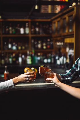 Evite misturar diferentes tipos de bebidas (Foto: Unsplash)