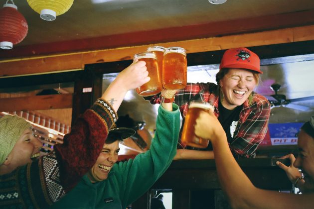 Com a chegada do Carnaval, a animação toma conta das ruas e muitos foliões aproveitam para celebrar com bebidas alcoólicas (Foto: Unsplash)