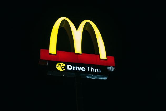 A estratégia da rede é baseada na expansão por meio de franquias, permitindo que investidores adquiram o direito de operar uma unidade com a marca McDonald’s (Foto: Unsplash)