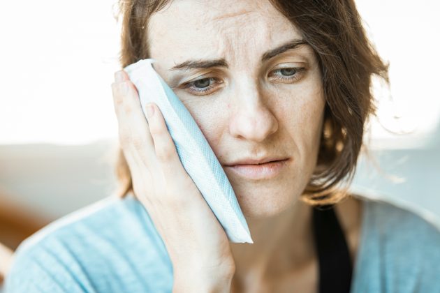 Embora os sisos apareçam geralmente entre os 16 e 25 anos, nem todos precisam ser removidos. No entanto, a extração é muitas vezes recomendada, pois esses dentes podem afetar a estrutura do sorriso e dificultar a higienização, além de causar dores e incômodos (Foto: Unsplash)