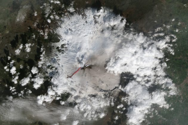 Nasa registra rio de lava correndo no Monte Etna, na Itália, e imagem impressiona (Foto: NASA)