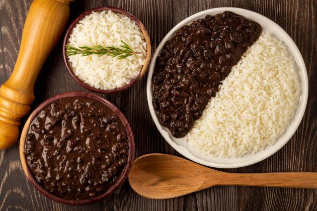 Presente em diversas receitas e amplamente utilizado no preparo de pratos tradicionais como arroz e feijão, o azeite de oliva se destaca pelos benefícios que traz à saúde, especialmente para o coração (Foto: X)