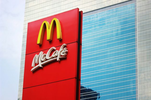 lucro obtido por essas unidades aumentou em US$ 89 milhões (R$ 508 milhões) em relação ao mesmo período do ano anterior, enquanto as lojas operadas diretamente pelo McDonald’s registraram uma redução de US$ 164 milhões (R$ 936 milhões) (Foto: Unsplash)