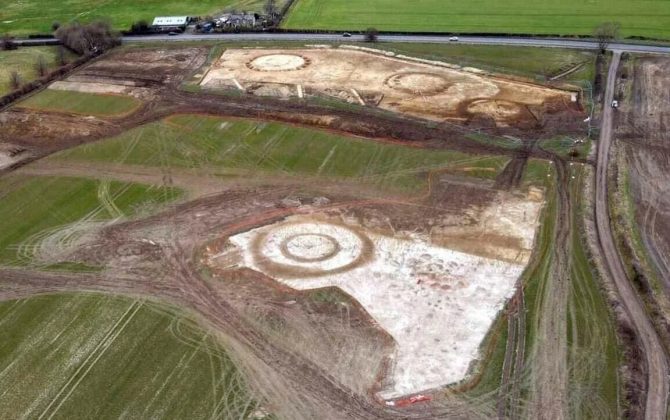 O artefato, datado da Idade do Ferro, foi encontrado em uma propriedade privada com a ajuda de um detector de metais (Foto: Cotswold Archaeology)