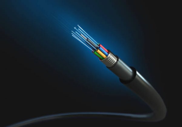 Fio de fibra ótica é mais rápido que banda larga ou não? (Foto: iStock)