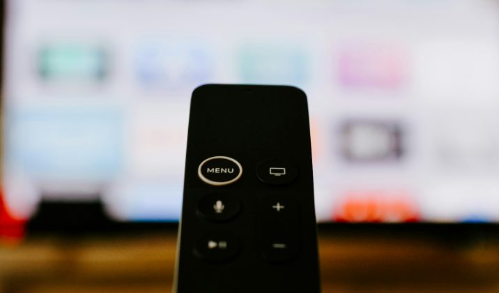 Com previsão de estreia para o segundo semestre deste ano, o serviço seguirá o modelo de plataformas populares como Netflix e Prime Video, mas com um diferencial significativo: todo o conteúdo disponível será 100% brasileiro e acessível sem custos (Foto: Unsplash)