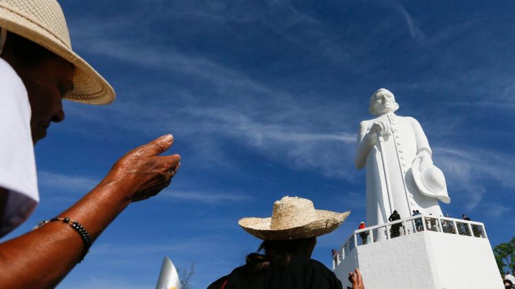 Durante uma celebração conduzida por Padre Cícero Romão Batista, a beata Maria de Araújo teria experimentado um fenômeno que ficou conhecido como o Milagre da Hóstia de Juazeiro (Foto: X)