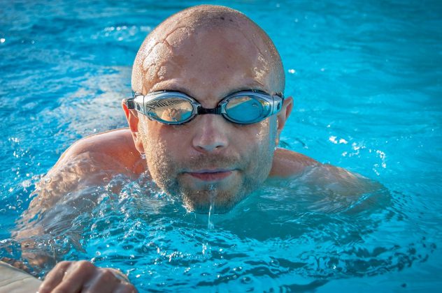 Entrar na piscina depois de comer não faz mal, a menos que haja esforço físico intenso (Foto: Pixabay)