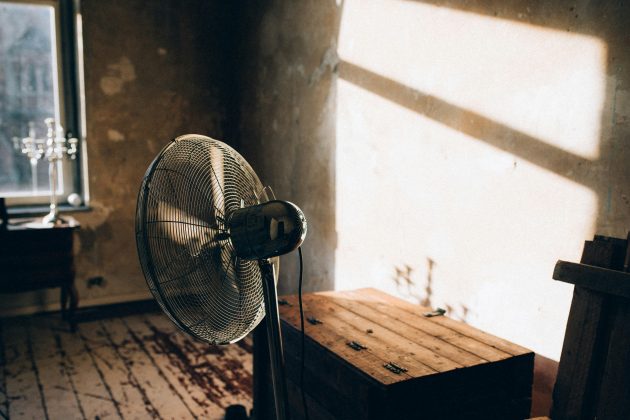 De acordo com um estudo publicado no The New England Journal of Medicine, o efeito refrescante dos ventiladores depende diretamente das condições climáticas (Foto: Unsplash)