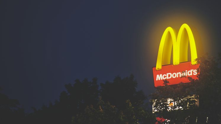 O McDonald’s, uma das maiores redes de fast-food do mundo, tem seu nome associado a hambúrgueres e batatas fritas (Foto: Unsplash)