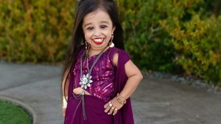 Conhecida mundialmente por seu tamanho diminuto, Jyoti Amge, que mede apenas 62,8 cm de altura, voltou a chamar atenção ao receber mais um reconhecimento do Guinness World Records (Foto: X)