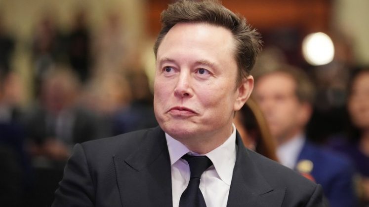 Durante um evento conservador em Maryland, na última sexta-feira, Musk minimizou sua ligação com Trump e fez uma aparição polêmica ao segurar uma motosserra gigante (Foto: X)