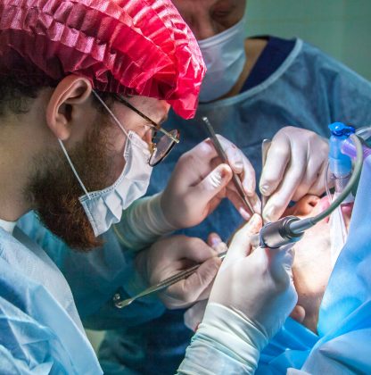 Com o passar do tempo, a arcada dentária foi diminuindo de tamanho, o que deixou pouco espaço para os sisos nascerem. Algumas pessoas simplesmente não possuem o germe dentário necessário para que esses dentes se formem (Foto: Unsplash)