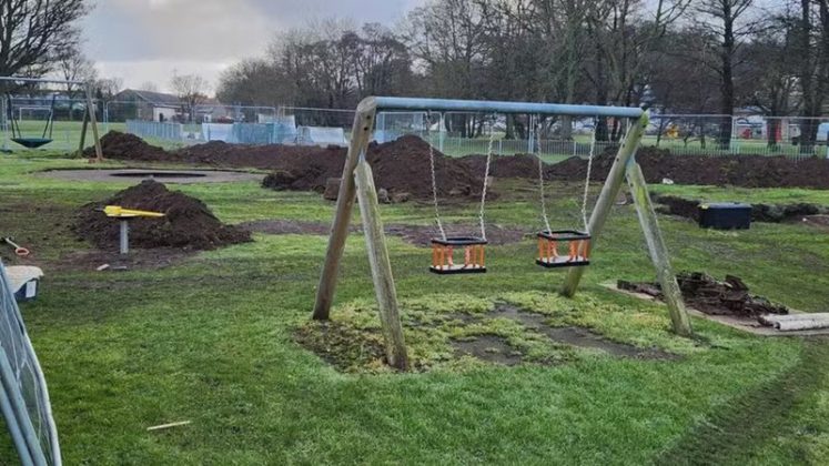 O que parecia ser apenas uma obra de reforma em um parque infantil na Inglaterra se transformou em um achado histórico (Foto: X)