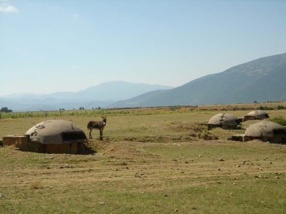 Esse medo de Hoxha não era totalmente infundado. Durante a Segunda Guerra Mundial, a Albânia foi invadida pela Itália em 1939, e sua resistência foi fraca. No entanto, o terreno montanhoso do país favoreceu a luta de guerrilhas, e a capital Tirana foi libertada em 1944. Hoxha, que participou dessa resistência, usou sua experiência para justificar o isolamento do país e a construção dos bunkers, visando preparar a população e o exército para uma possível nova invasão (Foto: Paul Blenkhorn/Unsplash)