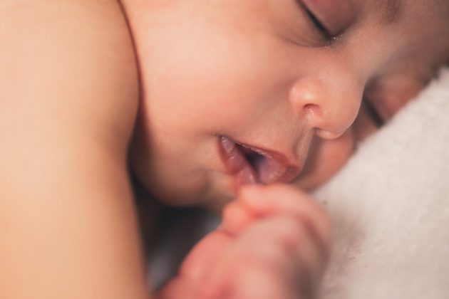 Essa infecção é causada pela bactéria Staphylococcus aureus. A pele forma bolhas e descasca, lembrando queimaduras. A suspeita é de que a bactéria tenha entrado pelo ferimento na boca (Foto: Pexels)