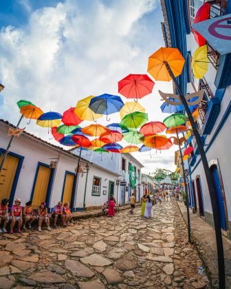 O Carnaval, originado do termo latino "carnis levale", simboliza a despedida da carne, uma preparação para o período de jejum da Quaresma. Embora tenha raízes religiosas, a festa se transformou em uma grande celebração cultural (Foto: Pexels)