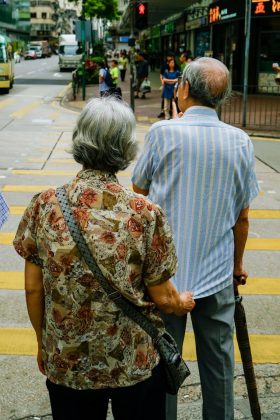 Outros fatores, como alimentação e estilo de vida, também influenciam a expectativa de vida. Mesmo assim, o estudo mostra como as condições do nascimento podem ter impactos a longo prazo (Foto: Pexels)